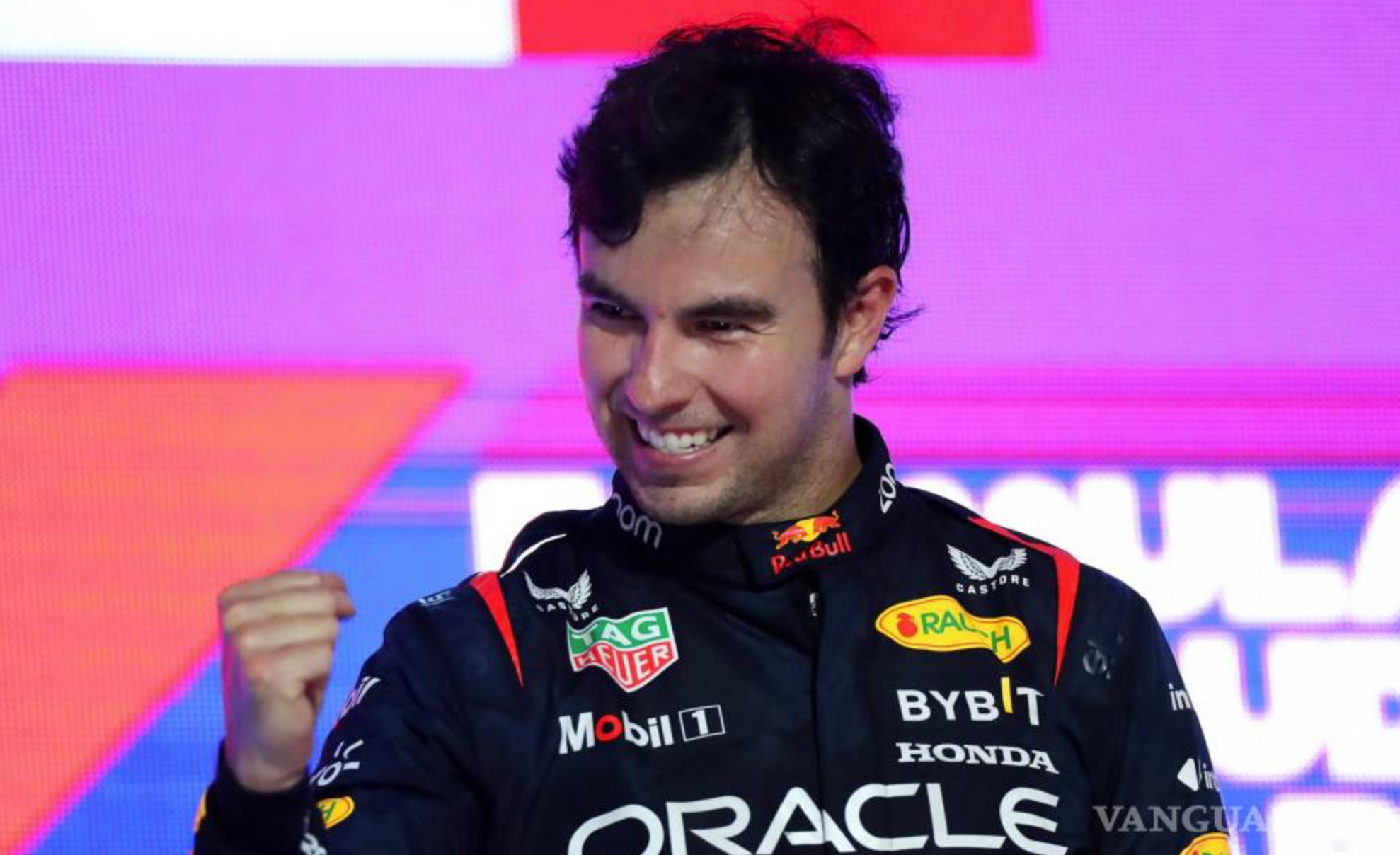 Checo Pérez logra renovación de contrato con Red Bull hasta 2026